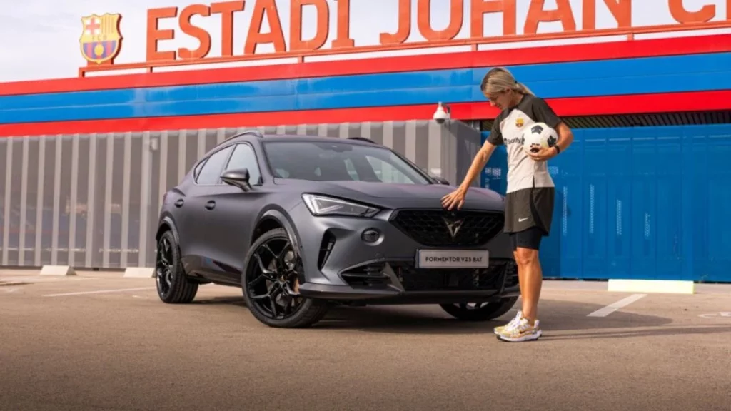 Este es el coche que comparten Fermín, Lamine Yamal, Ferrán Torres, Marc Casado 1 Motor16 ¿Qué características tiene el coche que utilizan estos futbolistas?
