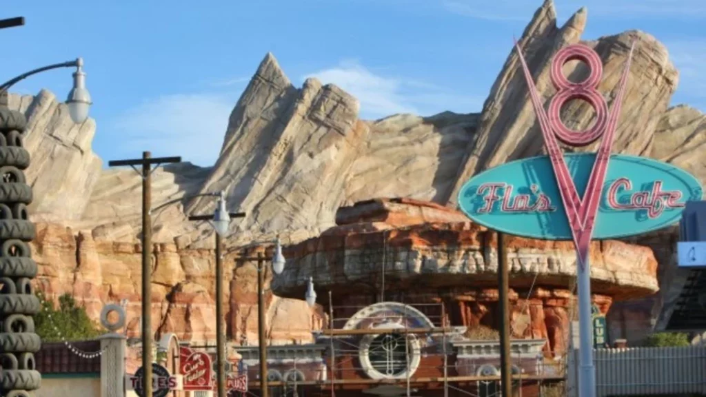 Así es la impresionante montaña rusa inspirada en la película Cars 1 Motor16 Un Viaje a Través de Radiator Springs