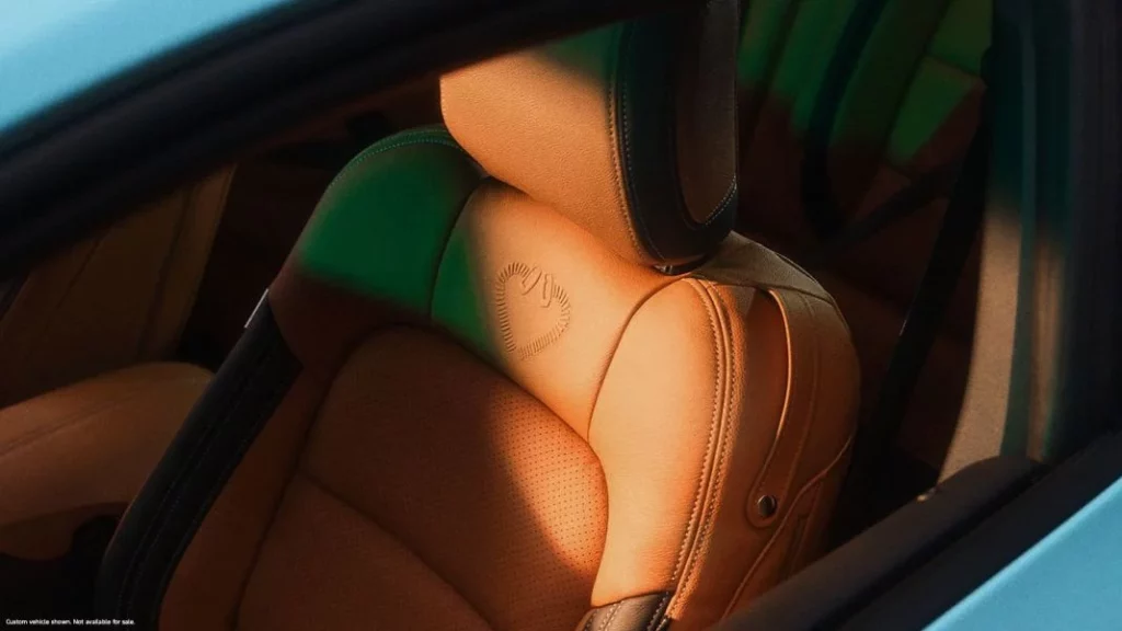 El interior del coche de Sydney Sweeney que te dará ganas de quedarte a vivir allí…con ella 1 Motor16 Más características del Mustang de Sydney Sweeney.