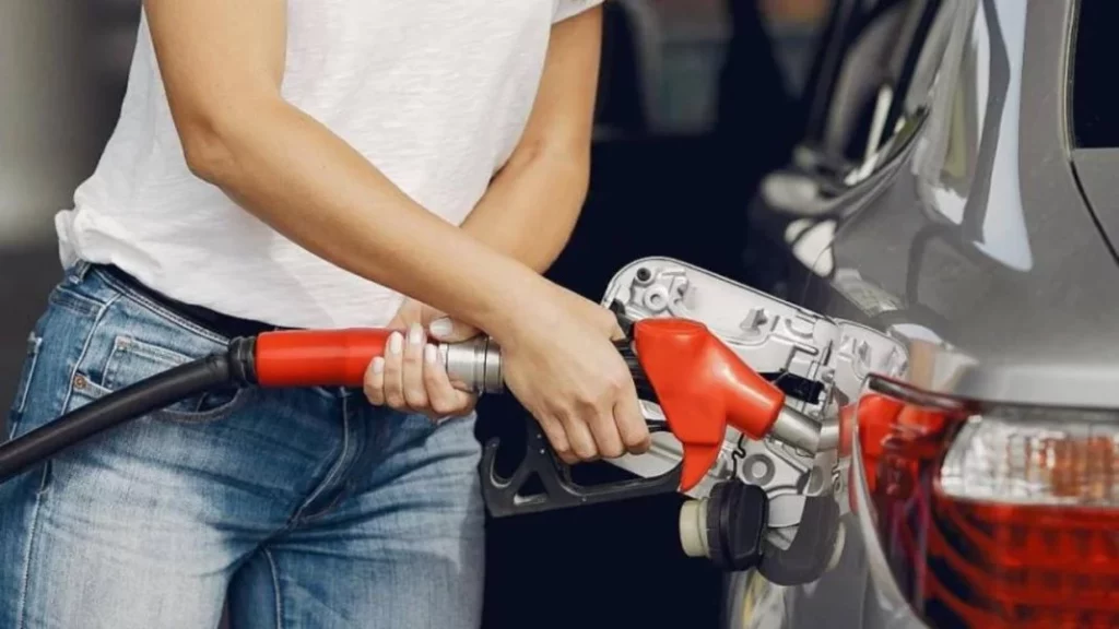 ¿Cómo se determina de qué lado del coche debe estar el depósito de combustible?