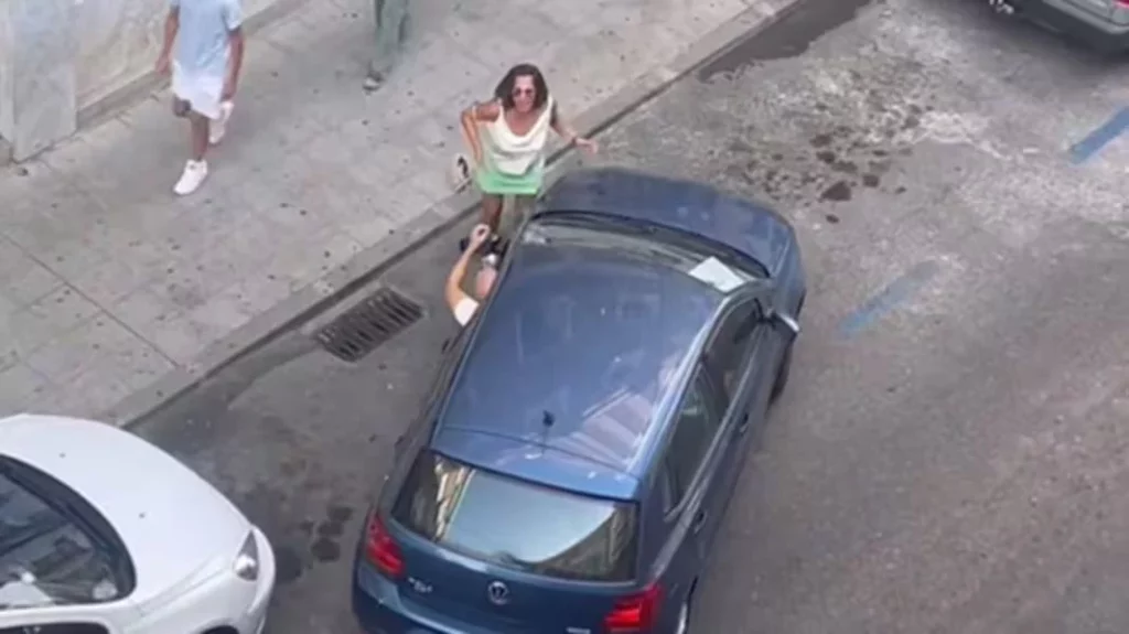 Mujer quiere "guardar" lugar para aparcar y lo que sucede después revolucionó las redes