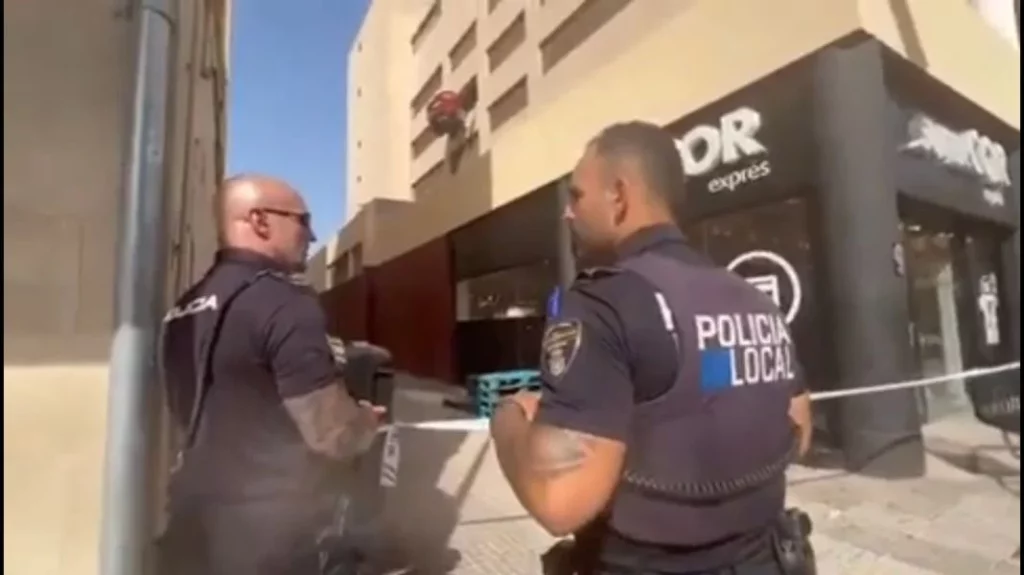 No saber aparcar puede causar que termines colgando de un cuarto piso 1 Motor16 La importancia de la precaución al aparcar