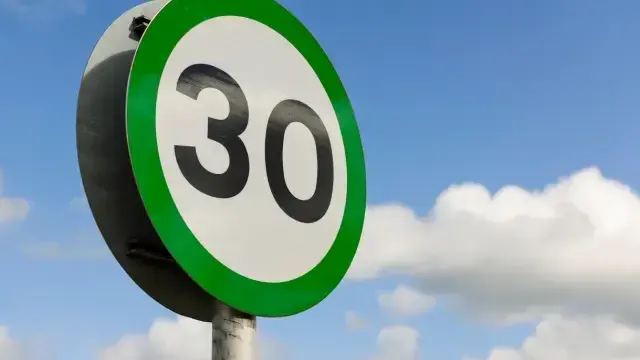 La DGT estrena color para sus señales: este es el significado