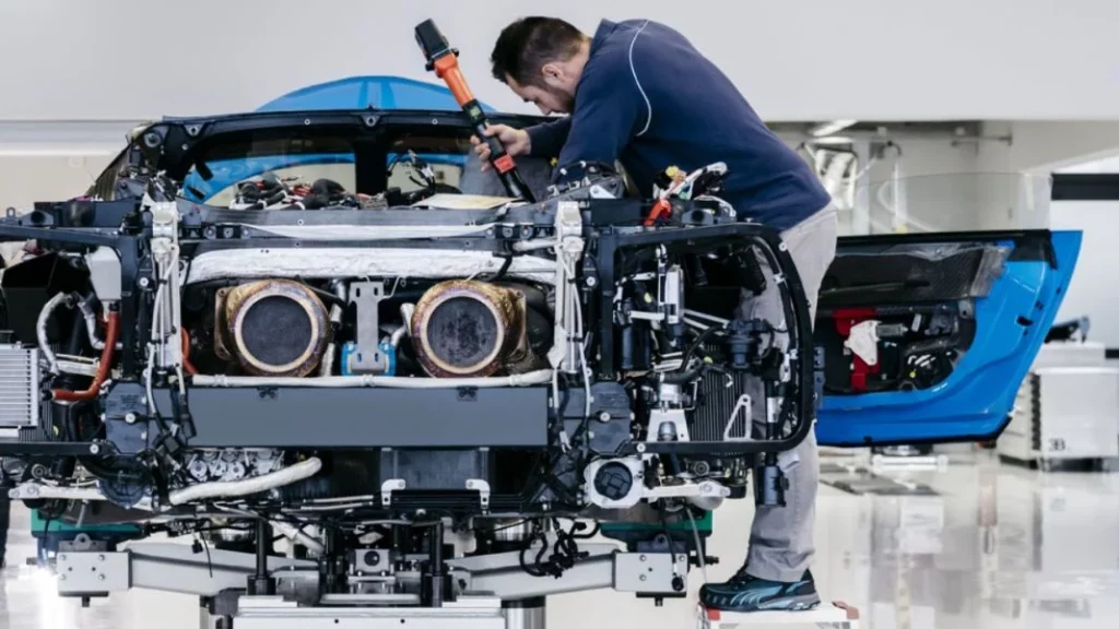 La peor pesadilla de Mapfre o de la Mutua son los faros de un Bugatti Chiron. Ojo a lo que cuestan 2 Motor16 Otros costos enormes que tiene el Bugatti Chiron