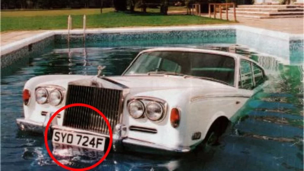 El secreto detrás del Rolls-Royce que protagonizó la portada del disco "Be Here Now" de Oasis 2 Motor16 El enigma de la matrícula y el destino del coche