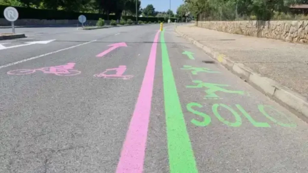 ¿Qué significas estas líneas rosas y verdes en carretera?