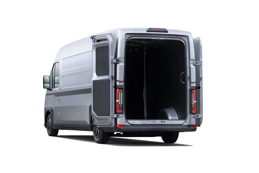 BYD E-VALI: Que tiemblen los Citroën Jumper, Ford Transit, Renault Master... 1 Motor16 2024 BYD E-VALI. Imagen trasera.