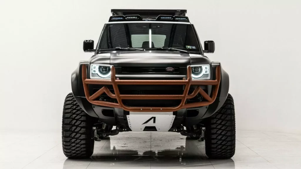 Este Land Rover Defender con seis ruedas da mucho miedo 1 Motor16 2024 Land Rover Defender 6x6 Apocalypse. Imagen delantera.