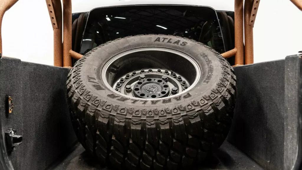 Este Land Rover Defender con seis ruedas da mucho miedo 31 Motor16 2024 Land Rover Defender 6x6 Apocalypse 29 Motor16
