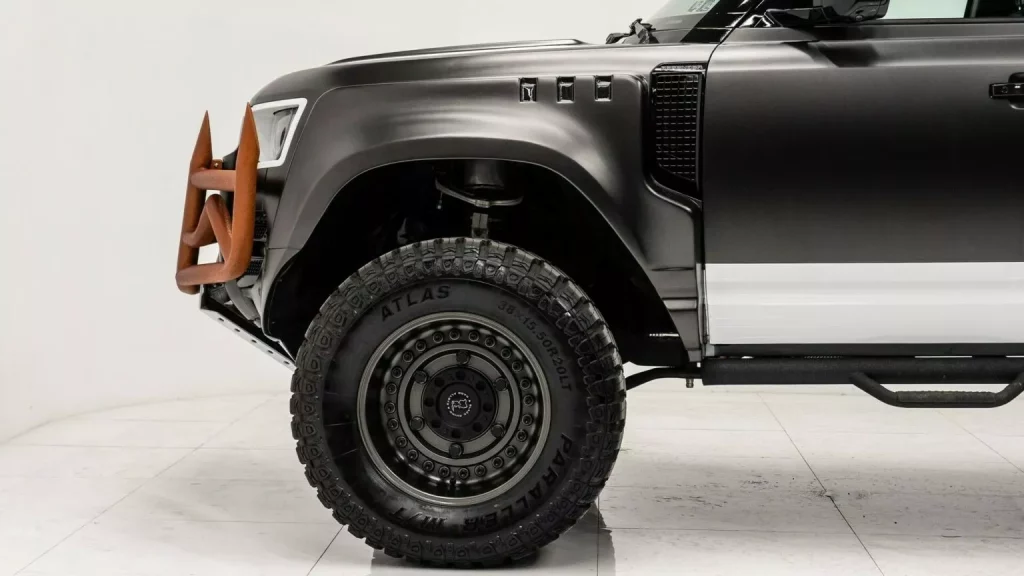Este Land Rover Defender con seis ruedas da mucho miedo 16 Motor16 2024 Land Rover Defender 6x6 Apocalypse 3 Motor16