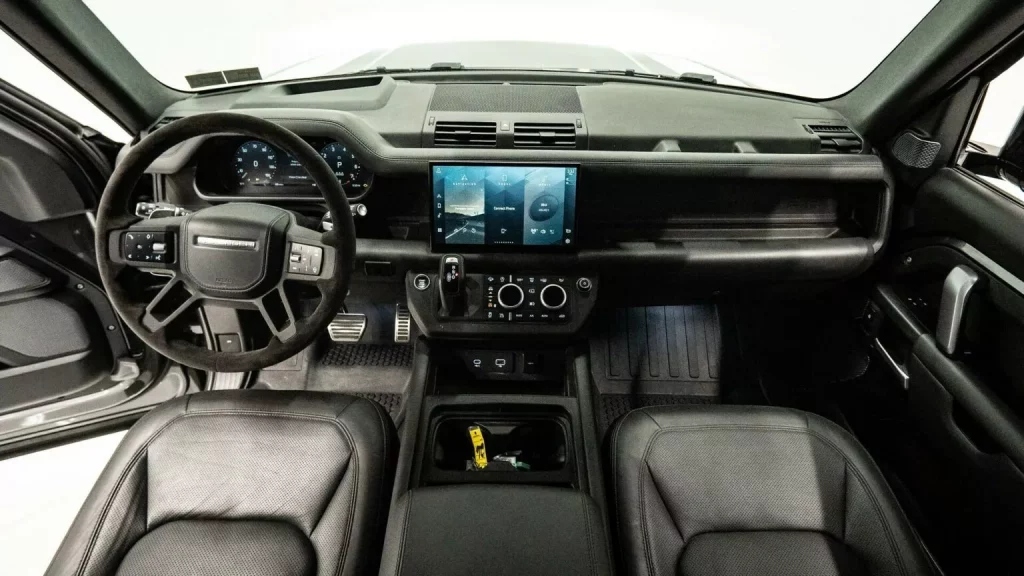Este Land Rover Defender con seis ruedas da mucho miedo 2 Motor16 2024 Land Rover Defender 6x6 Apocalypse. Imagen interior.