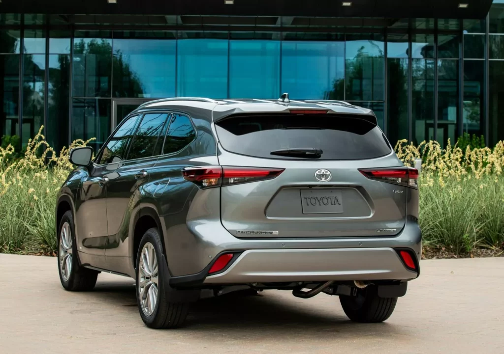 El Toyota Highlander se pone a tono para celebrar sus 25 primaveras 4 Motor16 2024 Toyota Highlander USA. Imagen trasera.