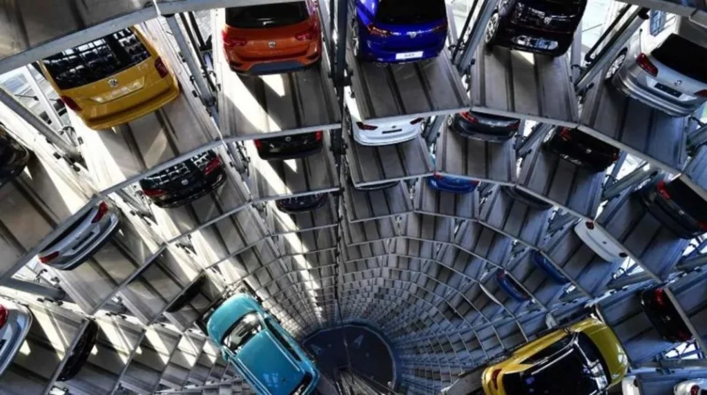 Alucina con cómo funciona el aparcamiento automático que tiene Volkswagen 1 Motor16 Un sistema de aparcamiento que se replica en varias ciudades