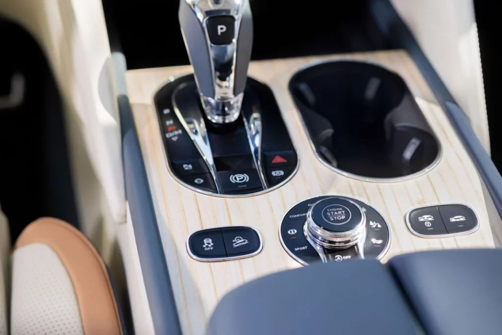 El encanto de la Riviera inunda el exclusivo Bentley Bentayga EWB Azure 18 Motor16 BentleyEWBRivieraCollection 14 Motor16