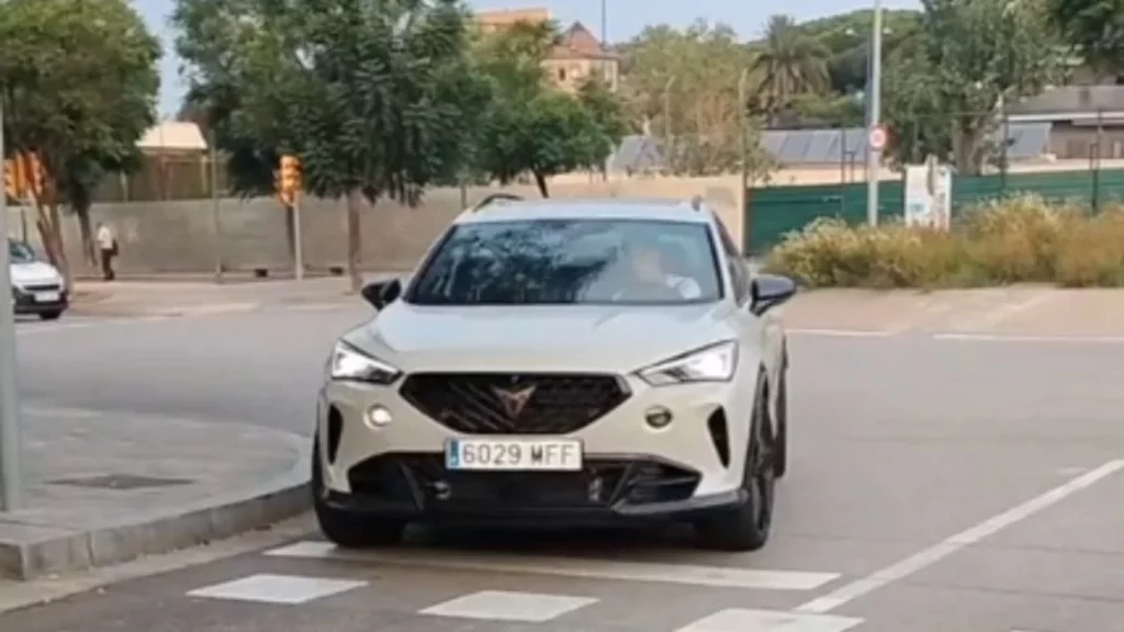 El humilde coche que Dani Olmo tendrá que dejar aparcado tras su lesión en Montilivi 1 Motor16 ¿Qué características tiene el Cupra de Dani Olmo?
