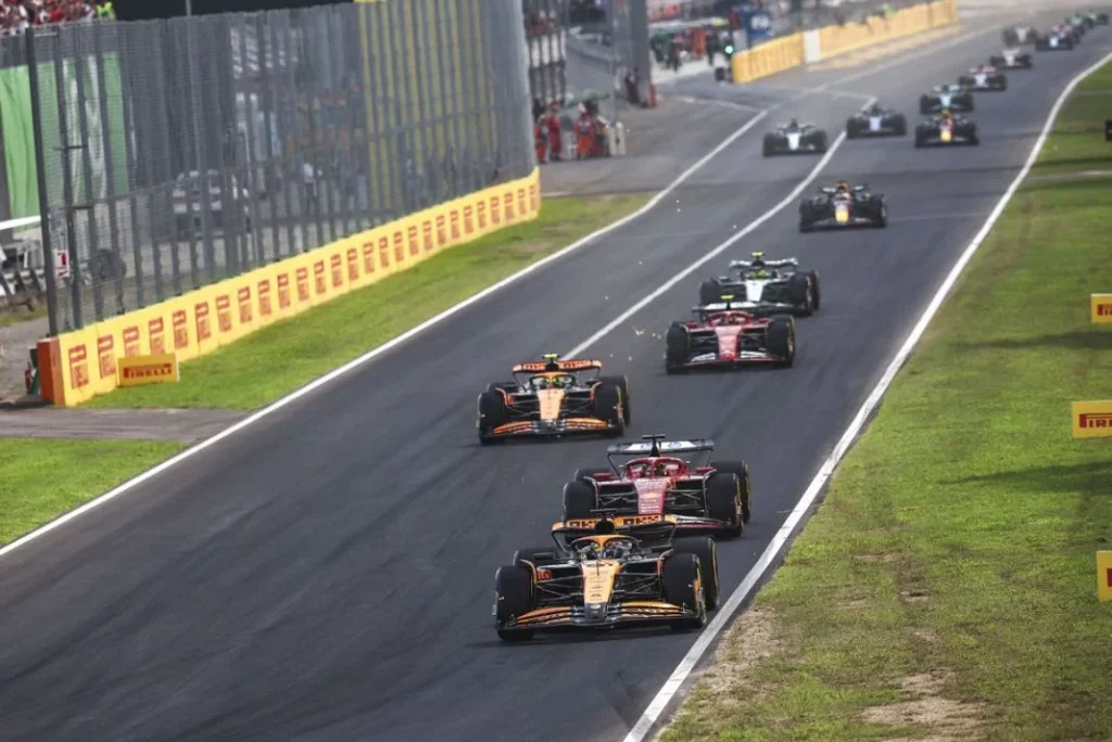 Ferrari y Leclerc, o cómo correr hacia el precipicio y pararse en el borde 15 Motor16 EuropaPress 6186418 81 piastri oscar aus mclaren f1 team mcl38 16 leclerc charles mco scuderia Motor16