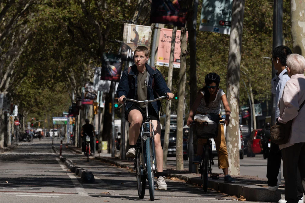 Bicicletas eléctricas como transporte público... la nueva subvención del Gobierno a la movilidad 2 Motor16 EuropaPress 6209684 persona circula bicicleta electrica 13 septiembre 2024 barcelona cataluna Motor16