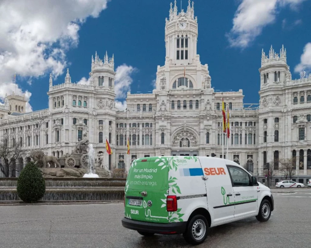 SEUR, primera compañía de transporte y logística en recibir la certificación MORE de movilidad responsable y seguridad vial. 1 Motor16 Furgoneta de SEUR Now en Madrid Motor16