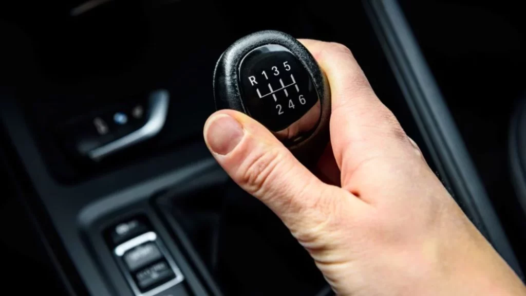Lo que pasa cuando le dejas tu coche manual a alguien que no sabe usar el pie izquierdo 1 Motor16 La pesadilla de las nuevas generaciones: un coche manual
