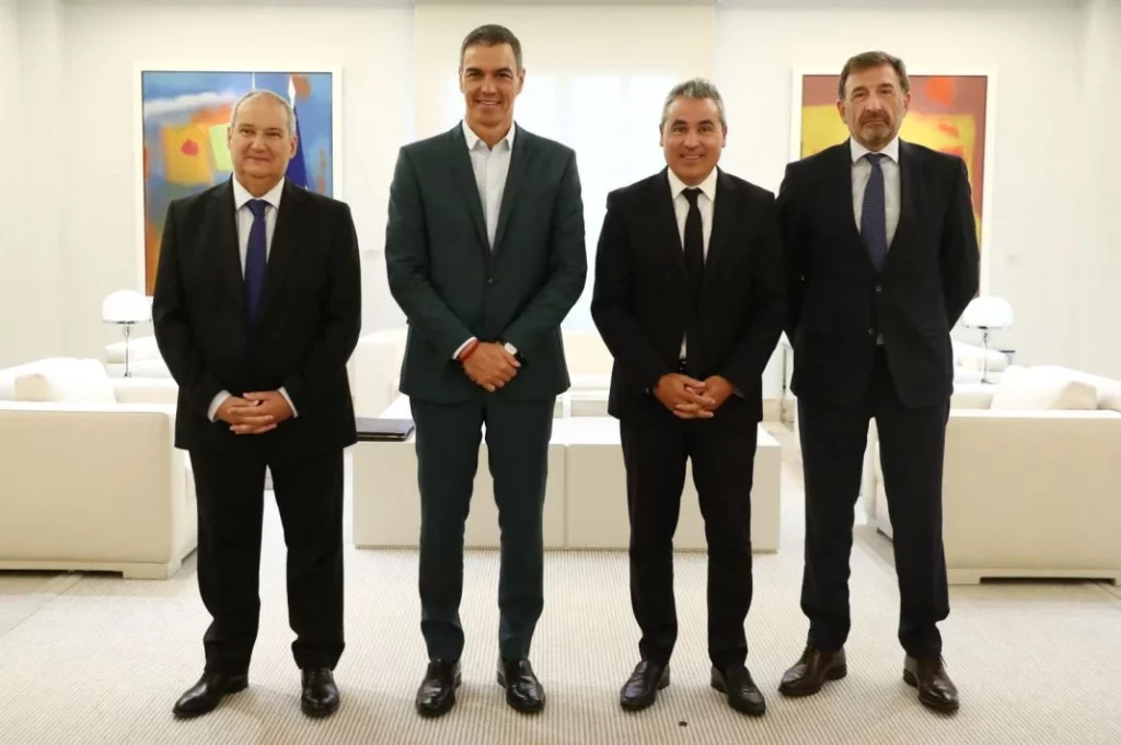 El Gobierno colaborará con ANFAC en el establecimiento de una agenda conjunta que permita dinamizar el mercado y proteger a la industria 2 Motor16 Reunion Moncloa ANFAC 1 scaled 1 Motor16