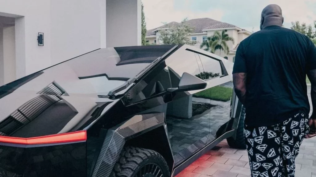 El impresionante Tesla Cybertruck repleto de carbono y con llantas de 26 pulgadas que conduce Shaquille O’Neal 1 Motor16 Shaquille O'Neal disfruta de su Tesla Cybertruck