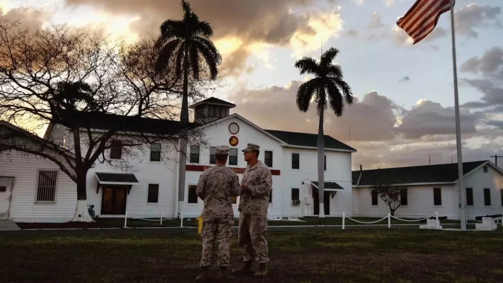 La enorme seguridad de la base marina de EEUU
