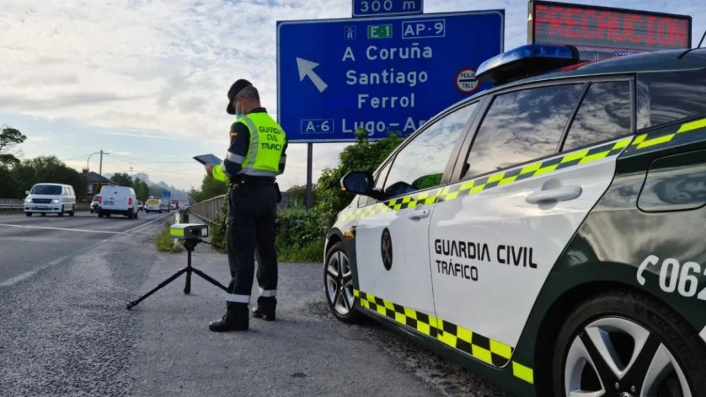 500 euros y 6 puntos: La Guardia Civil de Tráfico avisa de esta infracción que cometes a diario 149 Motor16 agentes