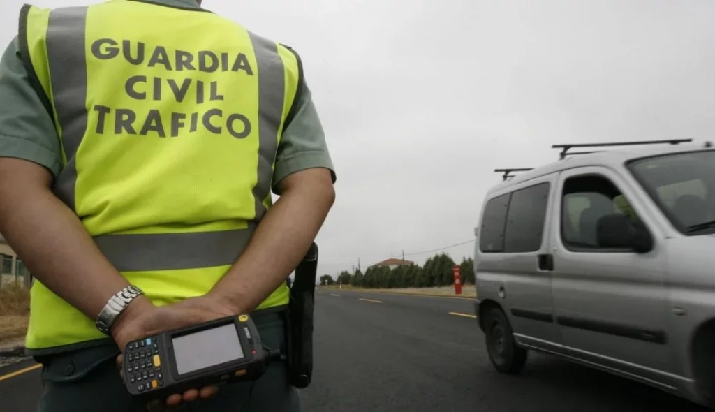¿Puede multarme alguien más que la Guardia Civil de Tráfico o la Policía? 27 Motor16 Reglamento