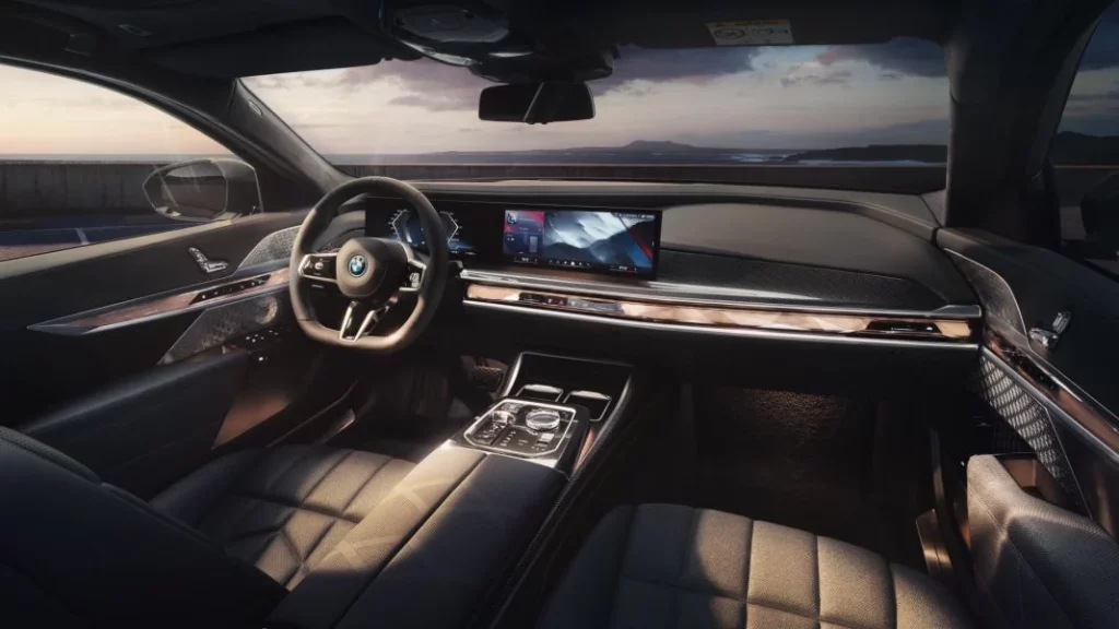 Así luce el interior del BMW i7 de 180 mil euros que le regalaron a Vinicius Jr