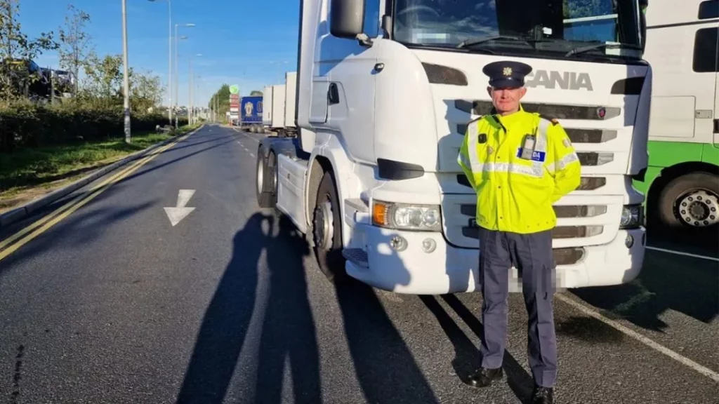 Este es el camión que usa la DGT de Irlanda y que podrías ver en breve por aquí 1 Motor16 ¿Cómo funciona este camión para controlar a los conductores?