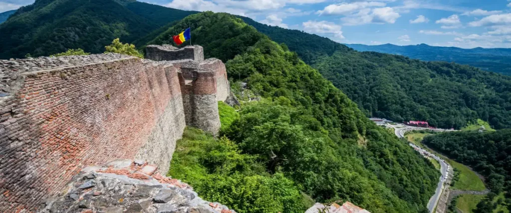 La carretera de 91 kilometros y curvas de 180 grados que pasa por un mítico castillo 1 Motor16 El Castillo Poernari, que fue la inspiración para Dracula, está en la carretera Transfăgărășan