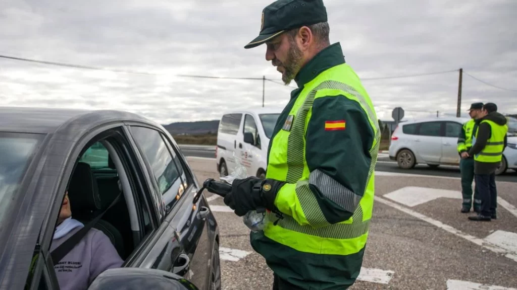 500 euros y 6 puntos: La Guardia Civil de Tráfico avisa de esta infracción que cometes a diario 148 Motor16 agentes
