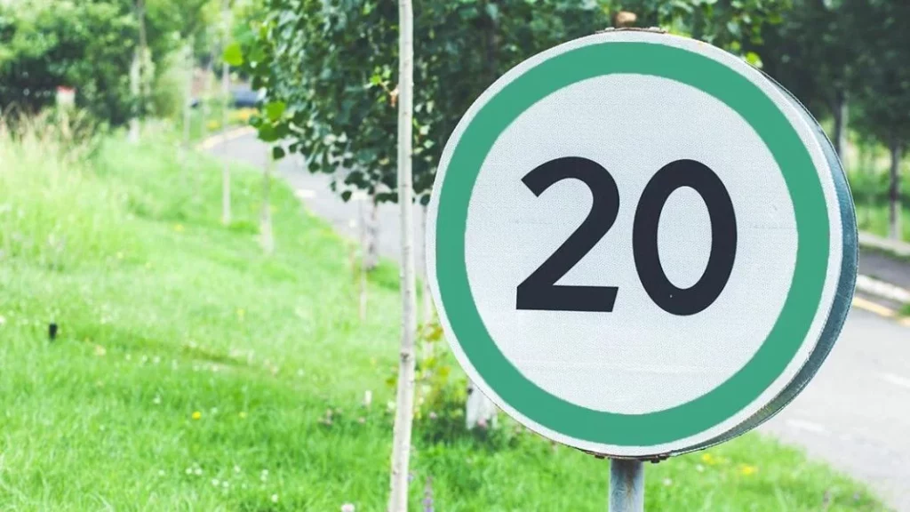 El verdadero significado de la señal con borde verde que estrena la Dirección General de Tráfico 121 Motor16 Dirección General de Tráfico