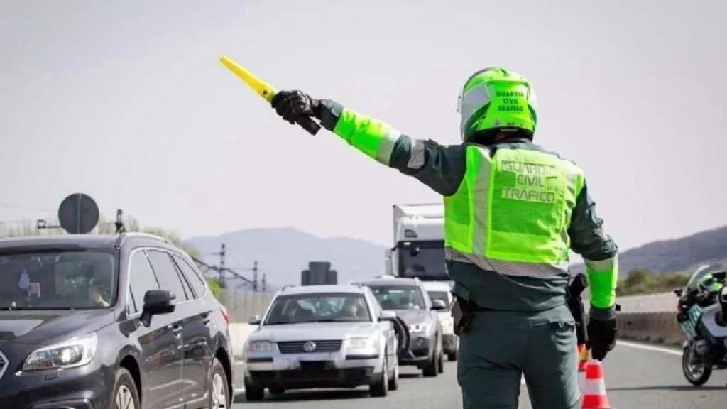 500 euros y 6 puntos: La Guardia Civil de Tráfico avisa de esta infracción que cometes a diario 150 Motor16 infracciones