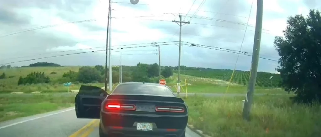 Un bonito Dodge Challenger, el principal enemigo de los cachas del gimnasio 2 Motor16 Los cargos que enfrenta John Sturgeon, el dueño del Dodge Challenger