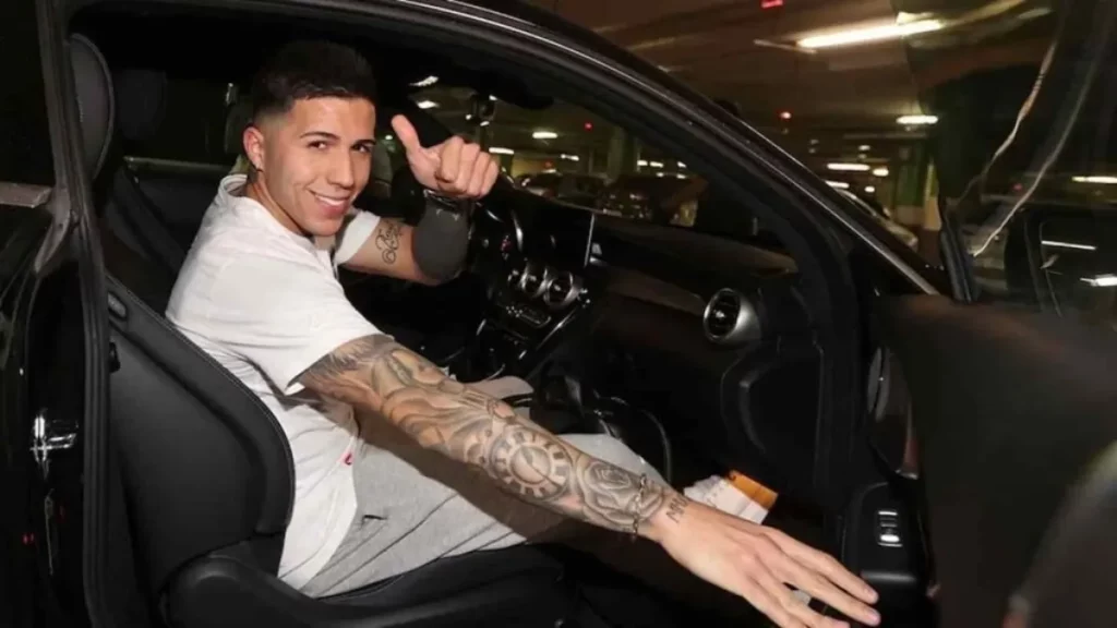 La estrella del fútbol que no podrá manejar su coche de 300 mil euros por dos insólitas infracciones 2 Motor16 El fútbol da frutos: así es el coche de Enzo Fernández