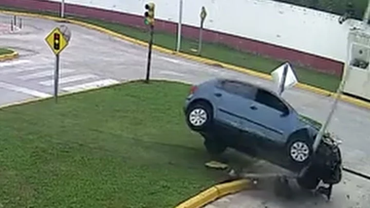 El examen de conducir de una conductora de 63 años que se hace viral en redes sociales 1 Motor16 El accidente viral que protagonizó una conductora de 63 años en el exámen de conducir