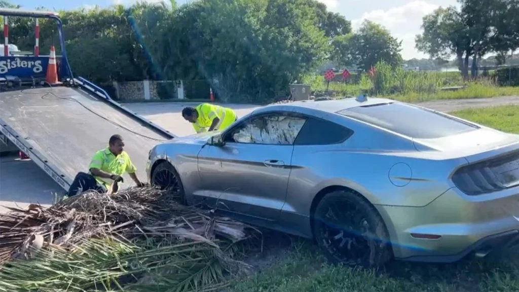 Si buscabas tu Ford Mustang, lo tiene la policía. Estaba aparcado en la puerta de Bob Esponja 1 Motor16 ¿Qué fue lo que le sucedió a este Ford Mustang?