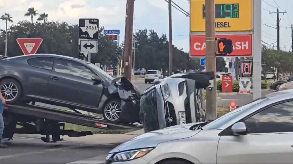 Un plan sin fisuras: O cómo este gruista destroza aún más estos dos coches accidentados 1 Motor16 Lo que hizo el gruista no es un trabajo fácil