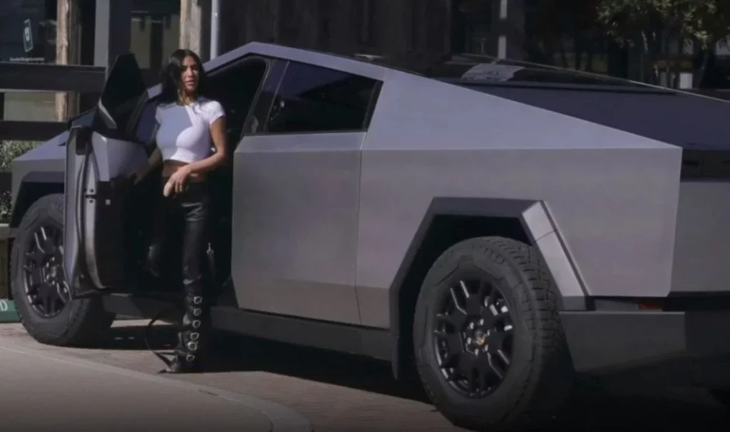 Kim Kardashian se mostró en el nuevo coche de Tesla y sorprende al mostrar quién lo conduce 2 Motor16 El Tesla Cybertruck de Kim Kardashian