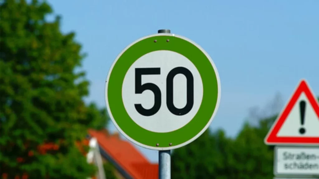 El verdadero significado de la señal con borde verde que estrena la Dirección General de Tráfico 123 Motor16 viales