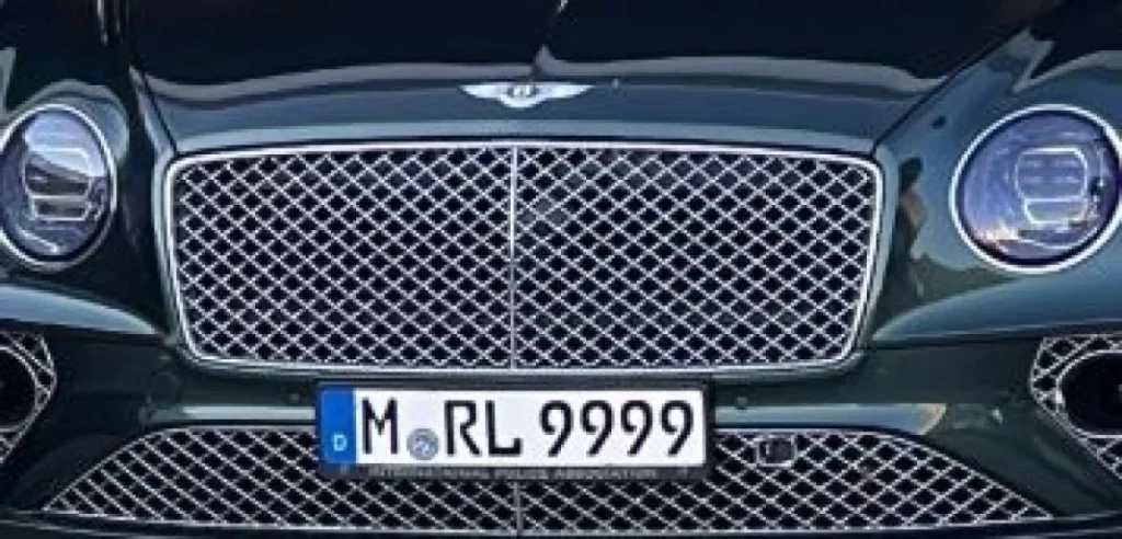 La matricula personalizada de Robert Lewandowski en su Bentley Continental GT