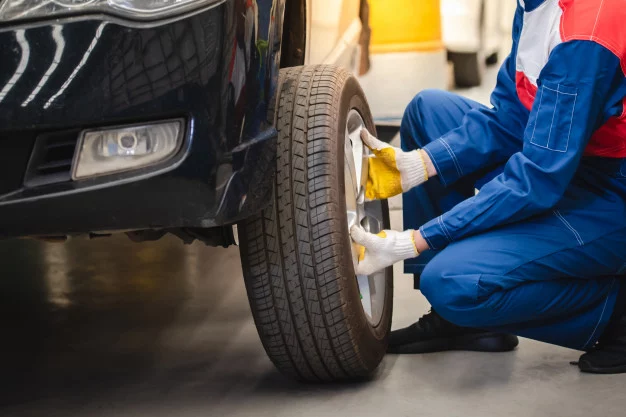 El 57% de los conductores no es capaz de identificar el tipo de neumático que calza su vehículo 3 Motor16 mecanico automoviles asiatico quitando rueda revisando frenos suspension servicio automovil carretilla elevadora centro reparacion mantenimiento 140555 315 Motor16