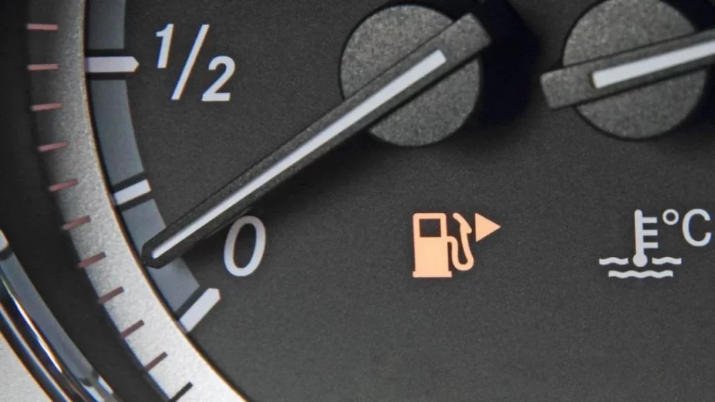 Por este motivo nunca debes dejar que salte la luz de reserva de tu coche