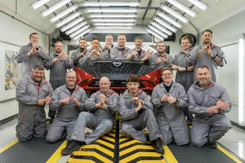 Nissan Sunderland: el bonito gesto que han tenido los trabajadores para apoyar a sus compañeros sordos 2 Motor16 Los trabajadores de la zona de pinturas de Nissan en Sunderland han aprendido lenguaje de signos.