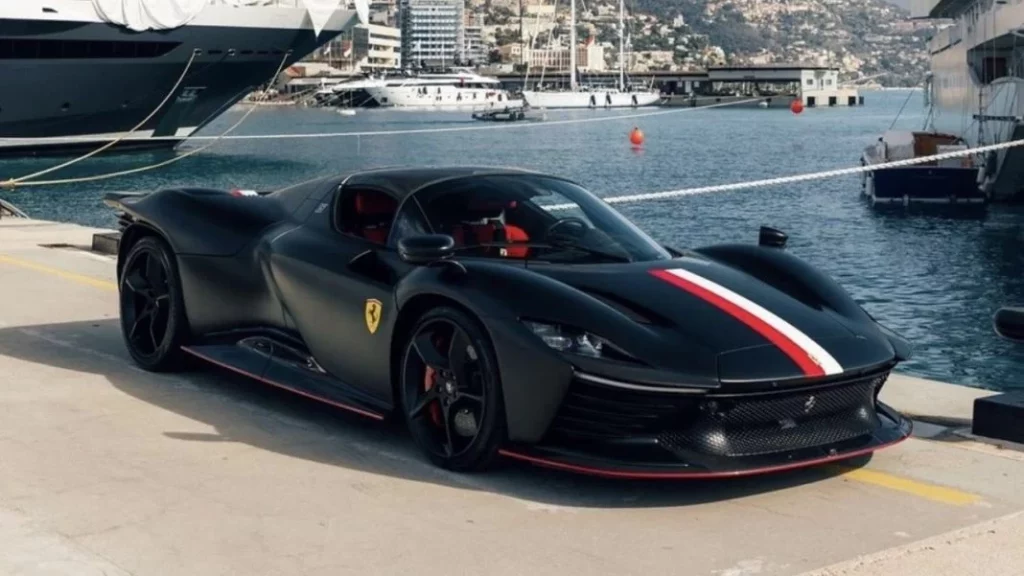 Si no ligas con un Ferrari de tres millones, no ligas con nada. Esta mujer lo tiene claro 1 Motor16 ¿Qué características tiene el Ferrar Daytona SP3?