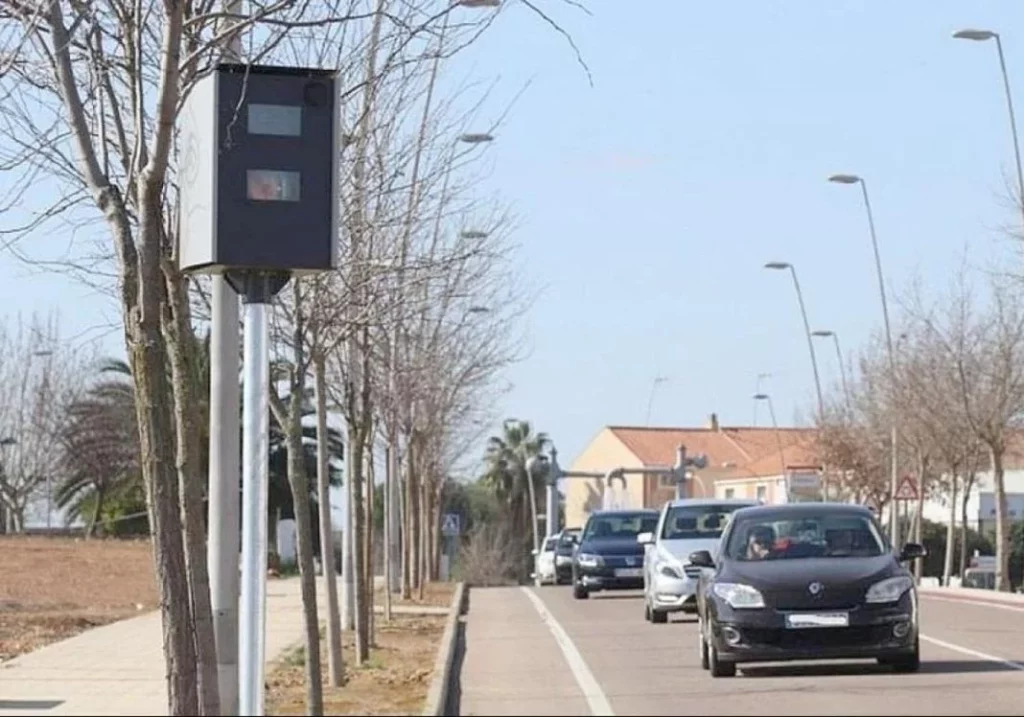 En una larga recta a 100 km/h: El lugar que la DGT ha elegido para instalar este radar de velocidad 35 Motor16 dispositivos