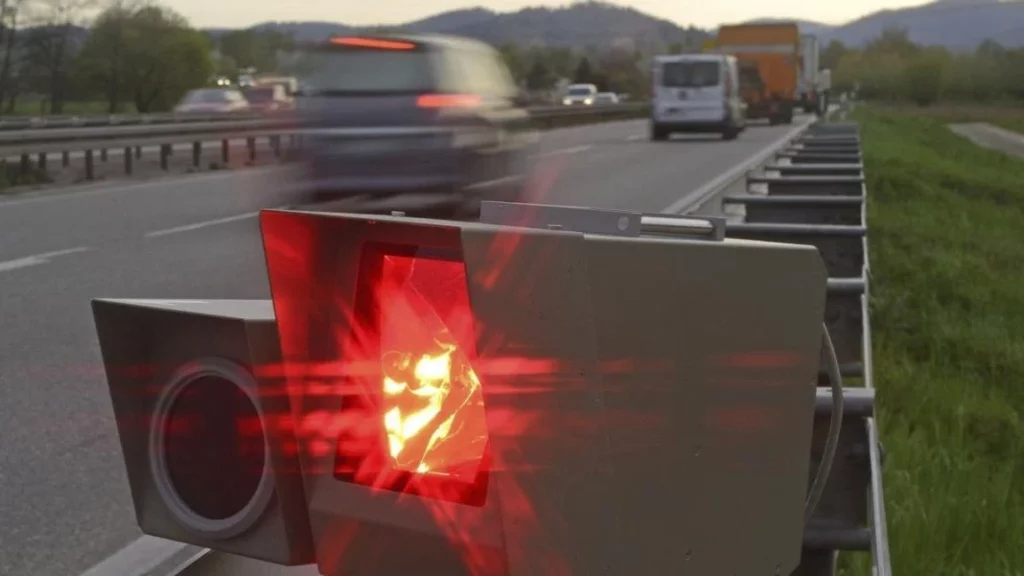 En una larga recta a 100 km/h: El lugar que la DGT ha elegido para instalar este radar de velocidad 34 Motor16 velocidad