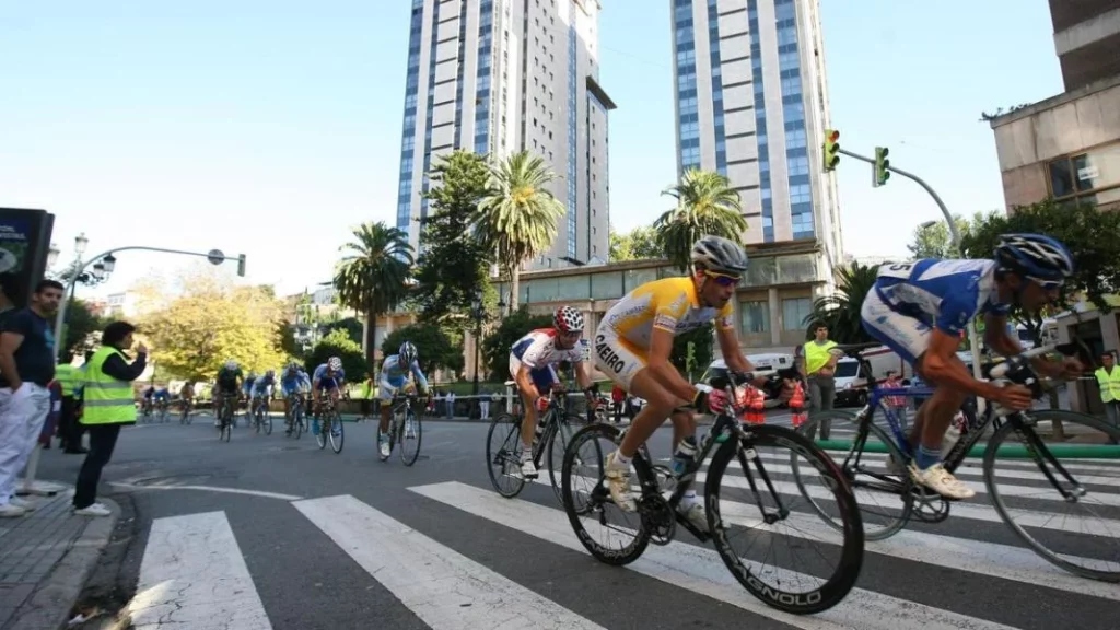 La nueva manera de adelantar a un ciclista que pide la DGT a los conductores 29 Motor16 DGT