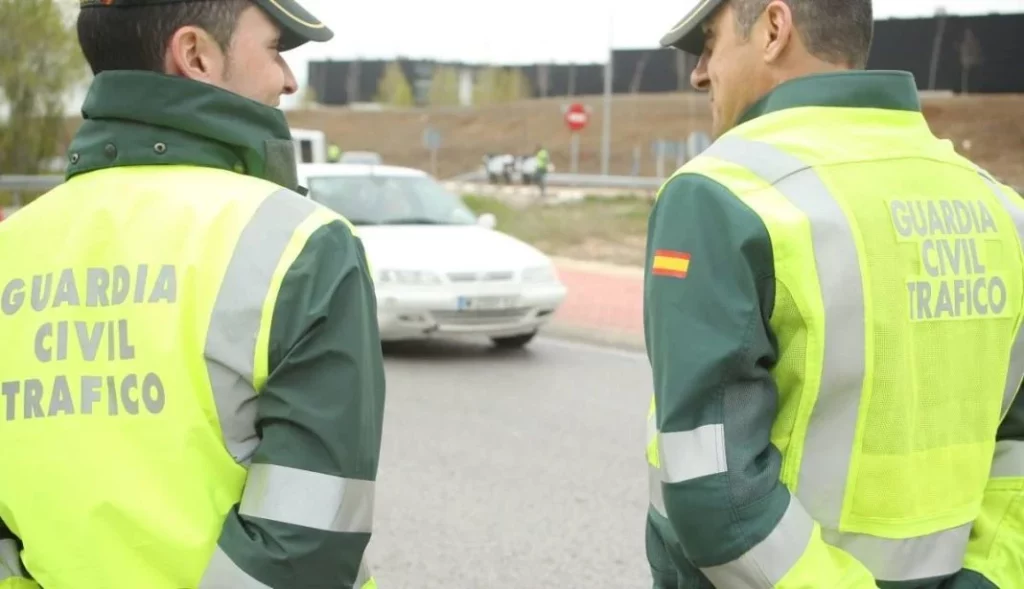 500 euros y 6 puntos: La Guardia Civil de Tráfico avisa de esta infracción que cometes a diario 147 Motor16 Guardia Civil de Tráfico